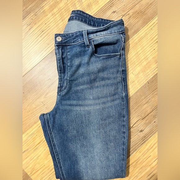 Old Navy high-rise ‘wow’ straight leg jeans, size 14 regular length- LIKE NEW - Picture 7 of 8